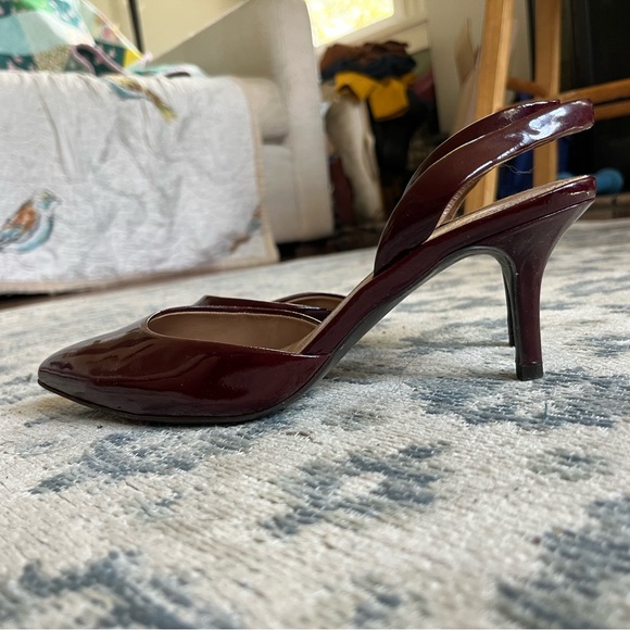 Elie Tahari Vintage Kitten Heel - Picture 2 of 4
